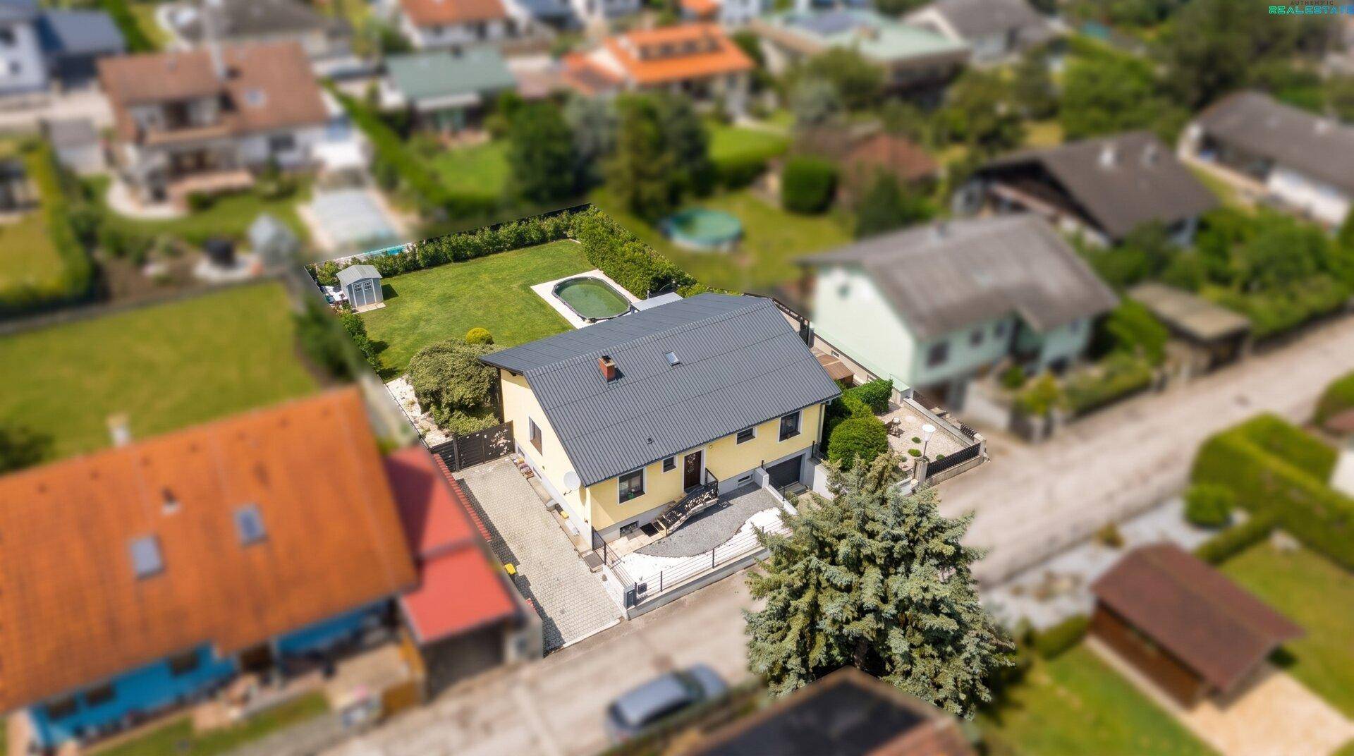 Vogelperspektive des Hauses mit Garten, Pool und der umliegenden Wohngegend.