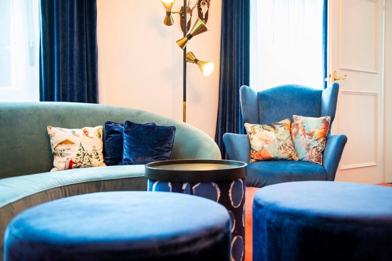 Detailansicht der blauen Samtmöbel und Kissen im luxuriösen Wohnbereich.