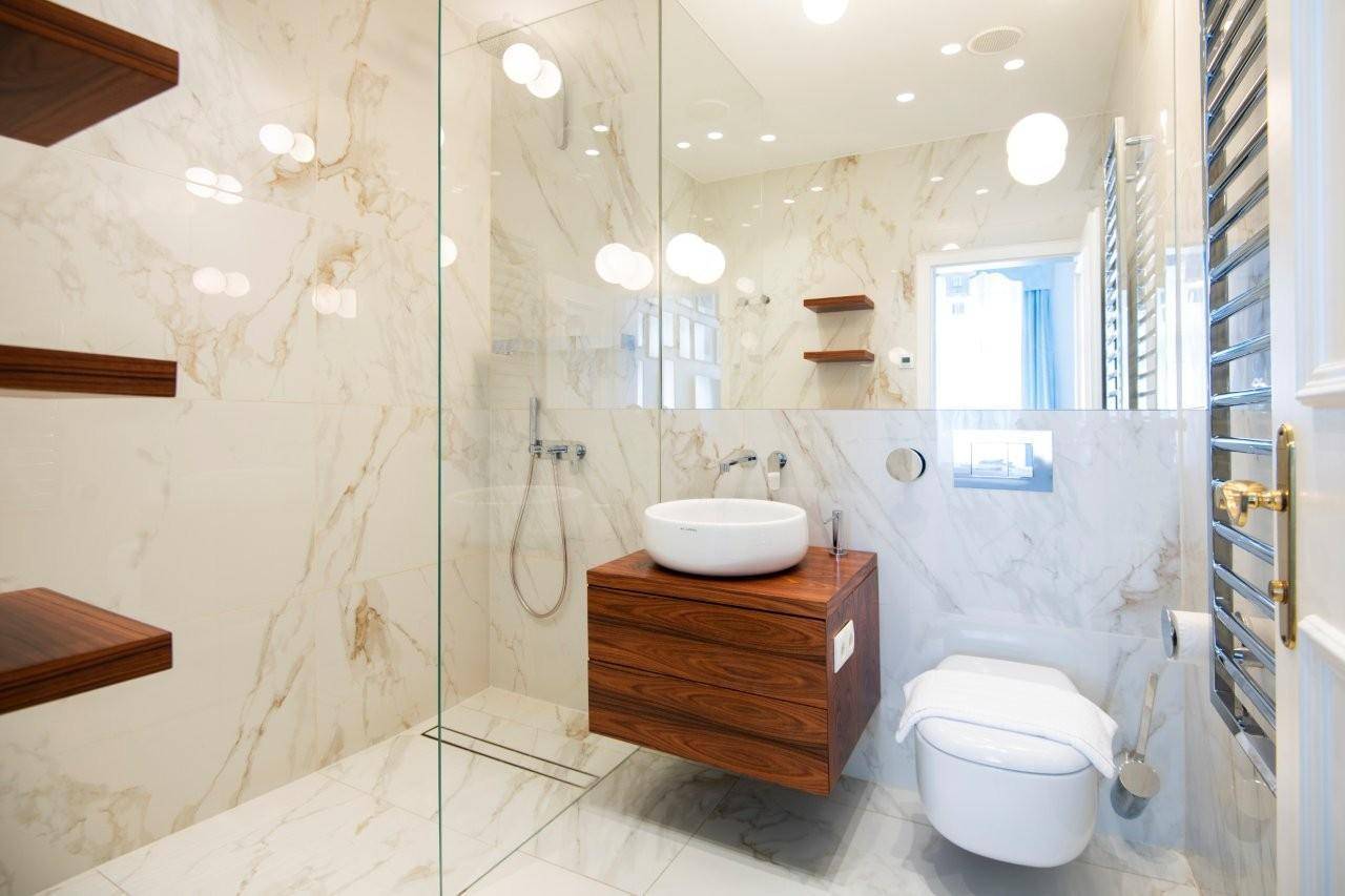 Modernes Badezimmer mit begehbarer Dusche, schwebendem Holzwaschtisch und Wand-WC.