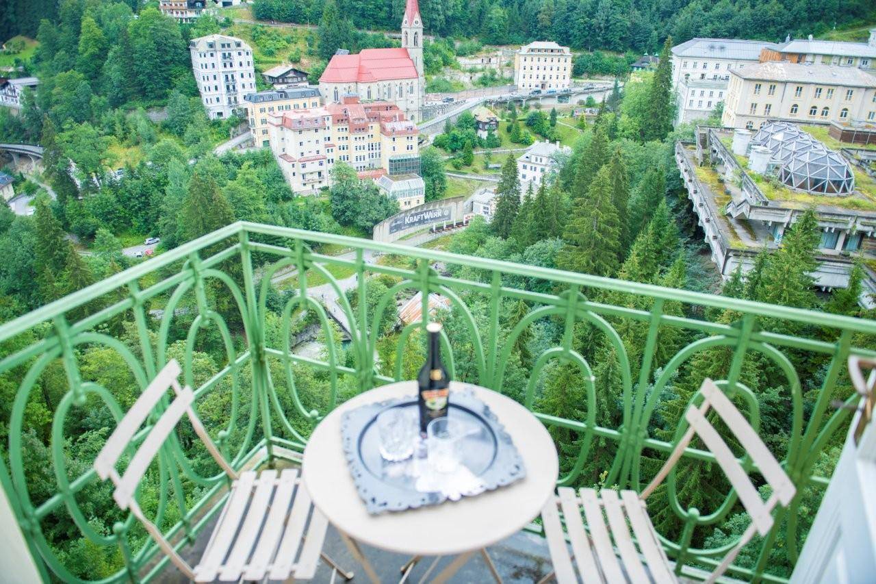 Malerischer Balkon mit Sitzgelegenheiten und atemberaubendem Blick auf das Tal und die Berge.