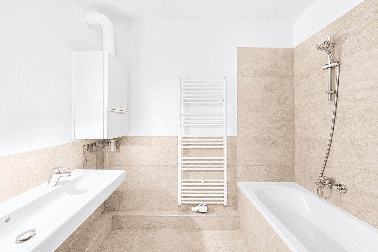 Modernes Badezimmer mit Badewanne, Waschtisch und beheiztem Handtuchhalter.