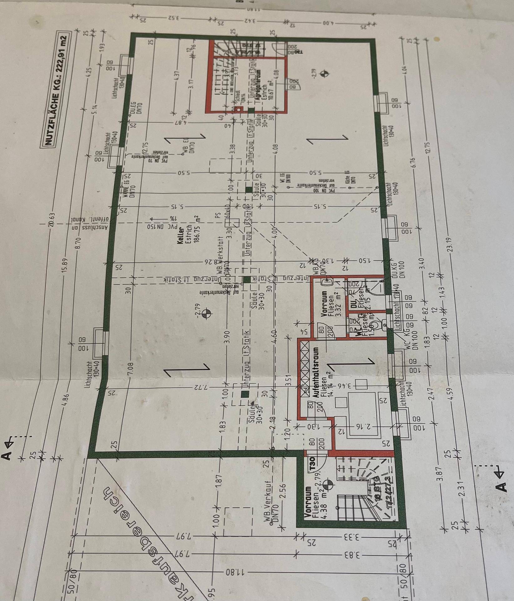 Detaillierter Grundriss eines Kellergeschosses mit verschiedenen Funktionsräumen, Treppen und Nasszelle.