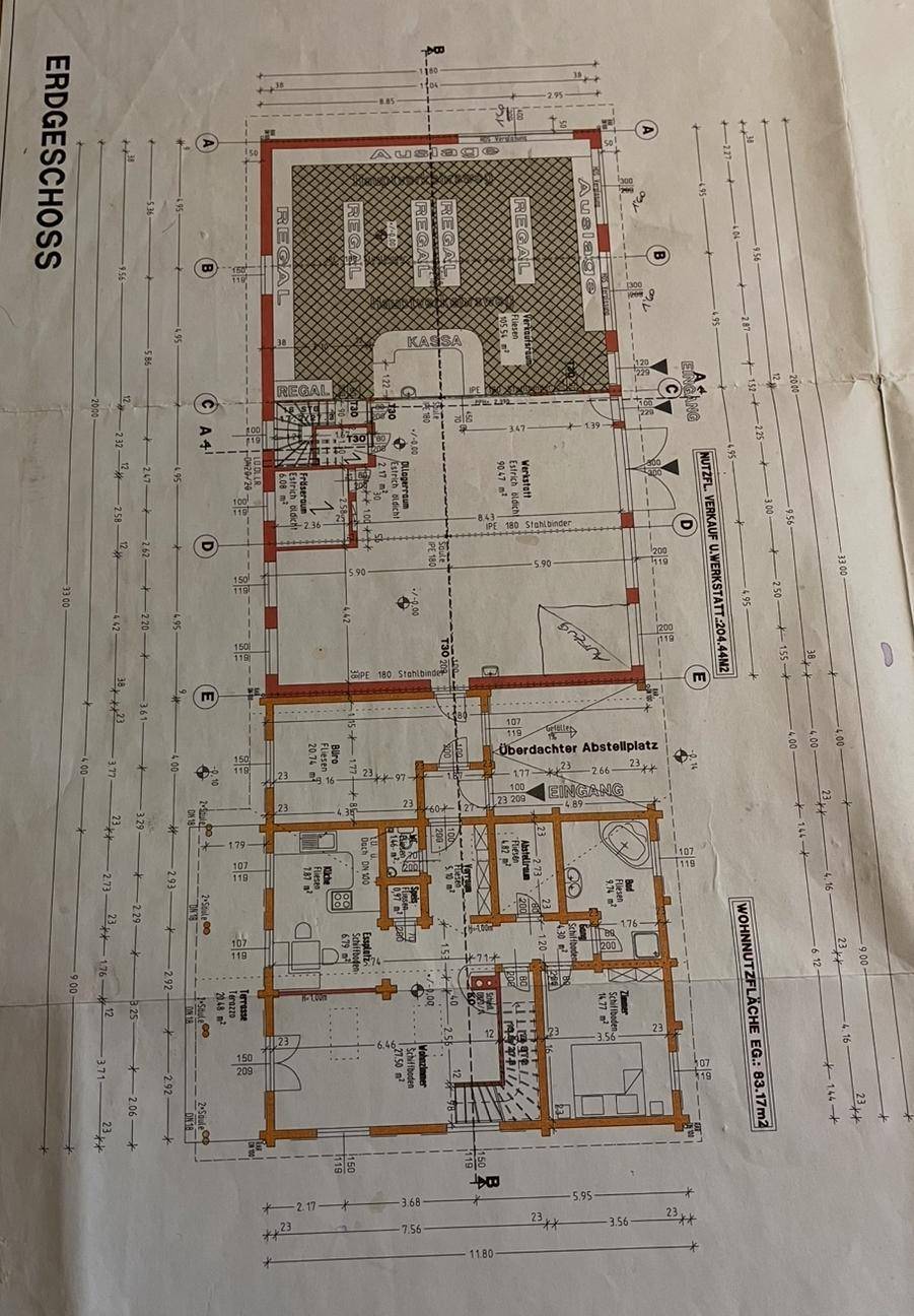 Grundriss des Erdgeschosses mit Wohnbereich, Küche, Bad, separatem WC und überdachtem Abstellplatz.