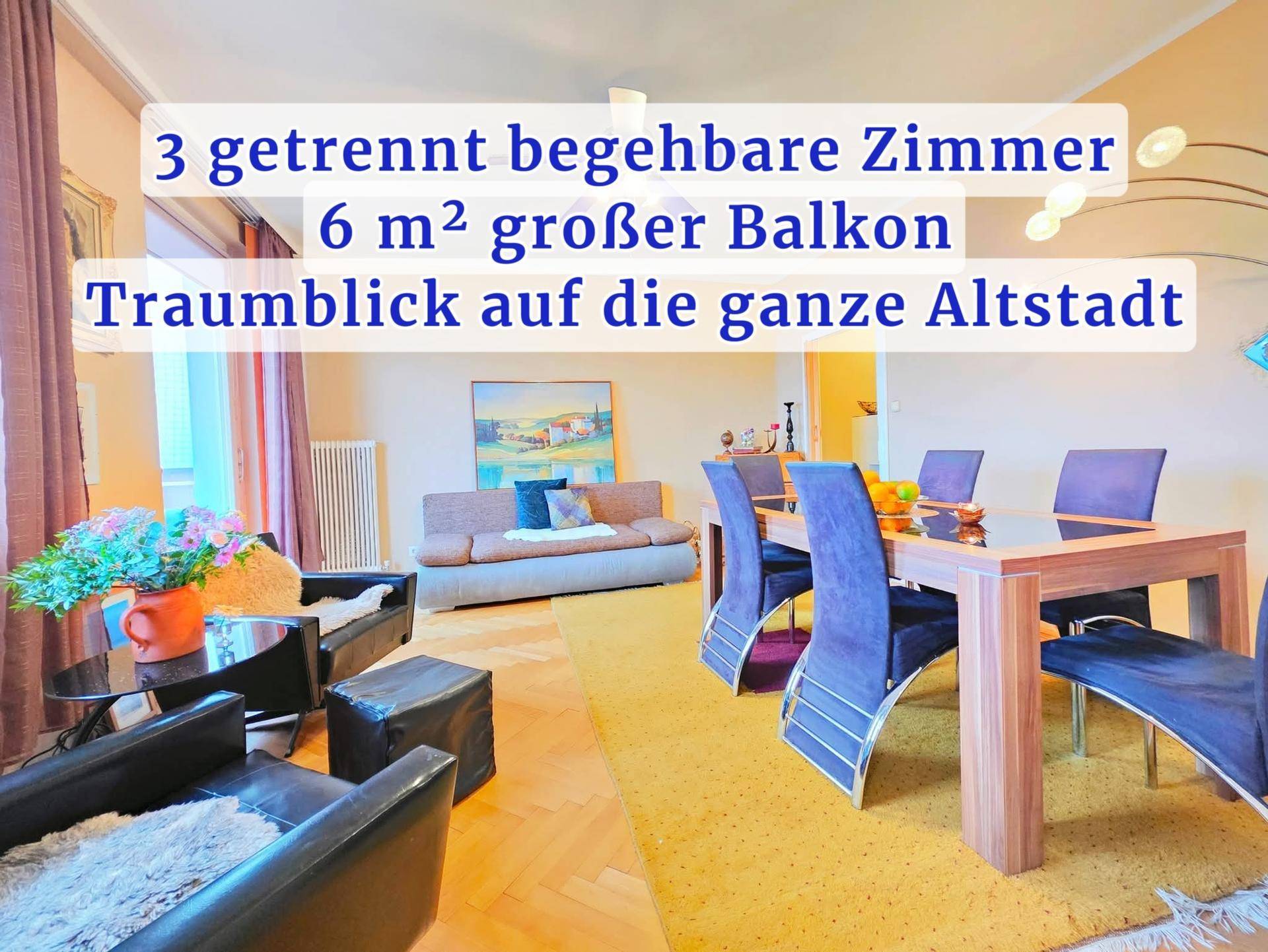 Heller Wohn-Essbereich mit Esstisch, Sofa und Blick auf die Stadt, ergänzt durch Textinformationen.