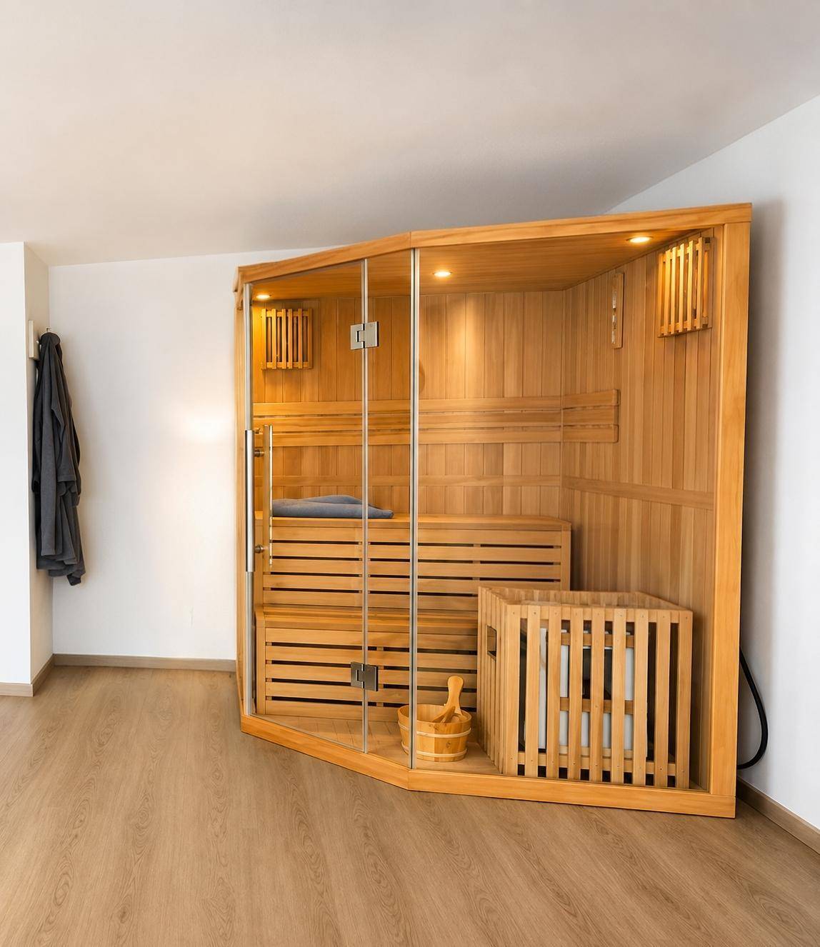 Moderne Sauna mit Holzbänken und Glastür für entspannende Momente.