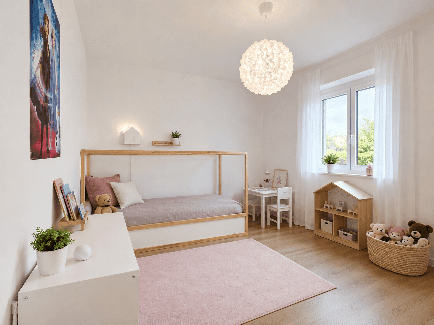 Helles Kinderzimmer mit Einzelbett, Spielzeug und großem Fenster, freundlich eingerichtet.