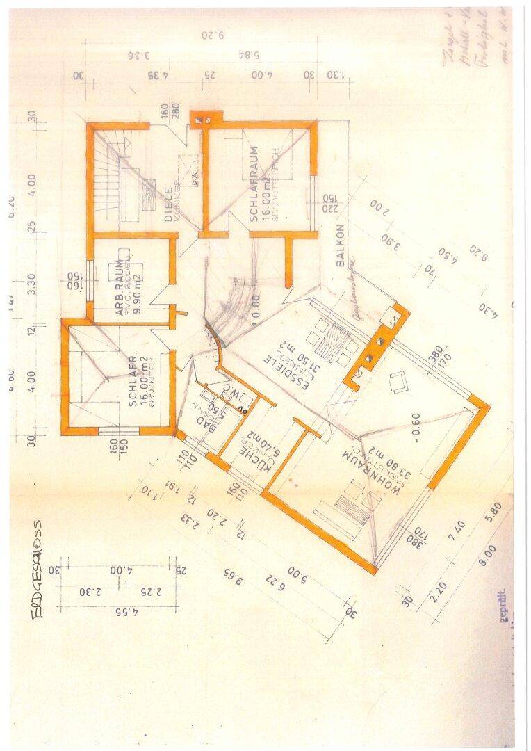 Grundriss des Erdgeschosses mit Wohnzimmer, Essdiele, Schlafzimmern und Balkon.