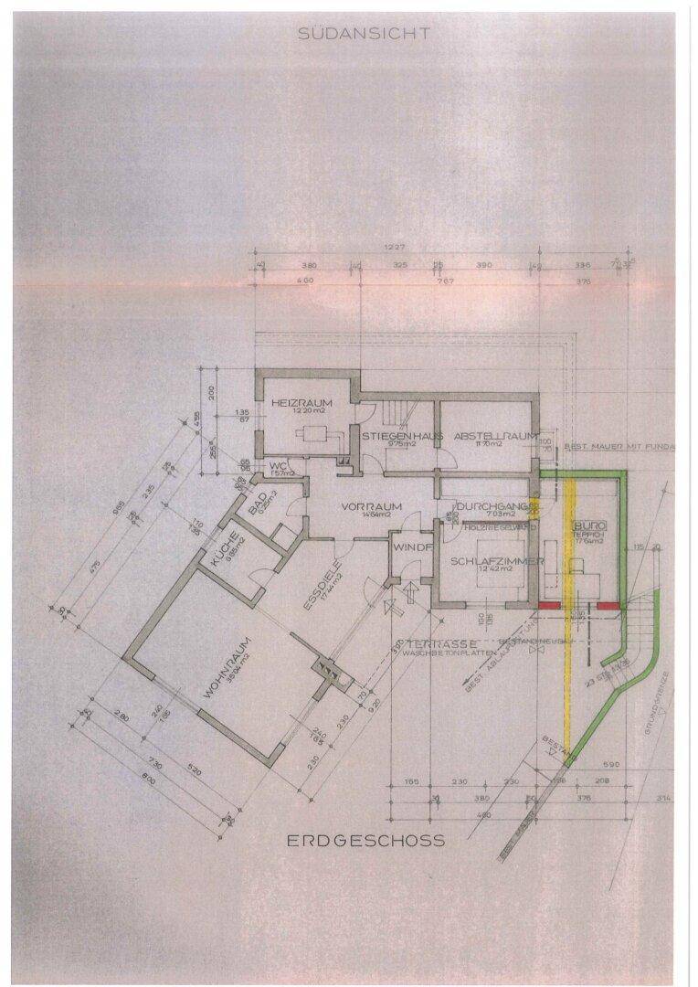 Grundriss des Erdgeschosses mit Wohnraum, Küche, Schlafzimmer und Terrasse.
