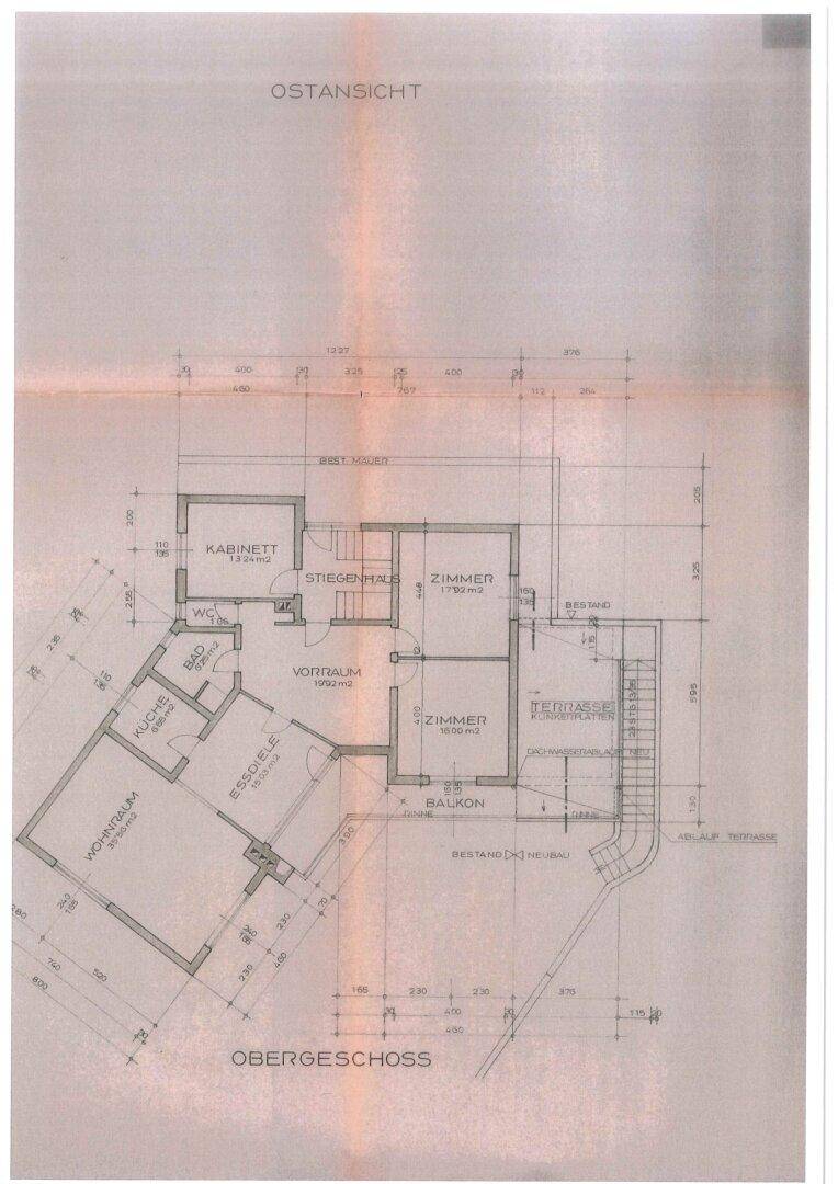 Grundriss des Obergeschosses mit Zimmern, Bad, Küche und Balkon.