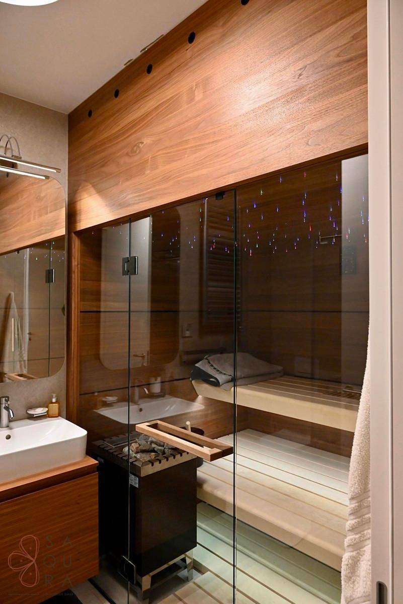 Luxuriöses Badezimmer mit integrierter Sauna, modernem Waschbecken und Holzverkleidung.