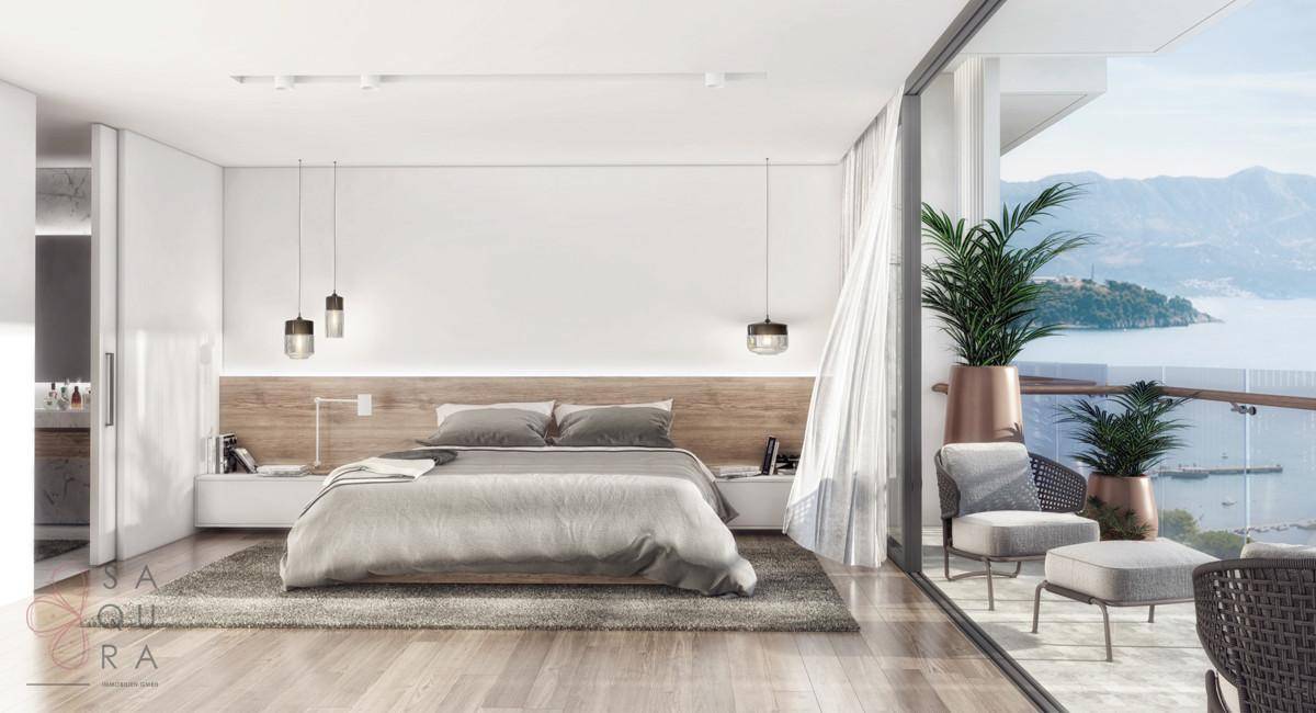 Modernes Schlafzimmer mit Holzelementen, großen Fenstern und Zugang zu einem Balkon mit Meerblick.