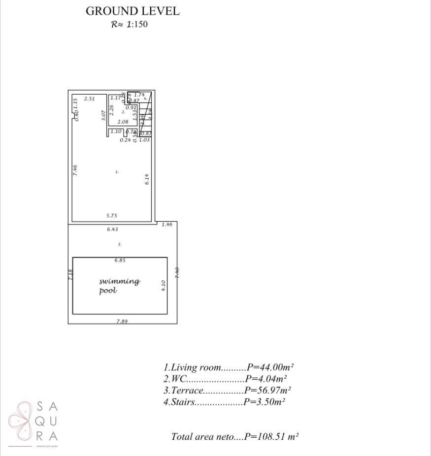Grundriss des Erdgeschosses mit Wohnzimmer, WC, Terrasse und Swimmingpool.