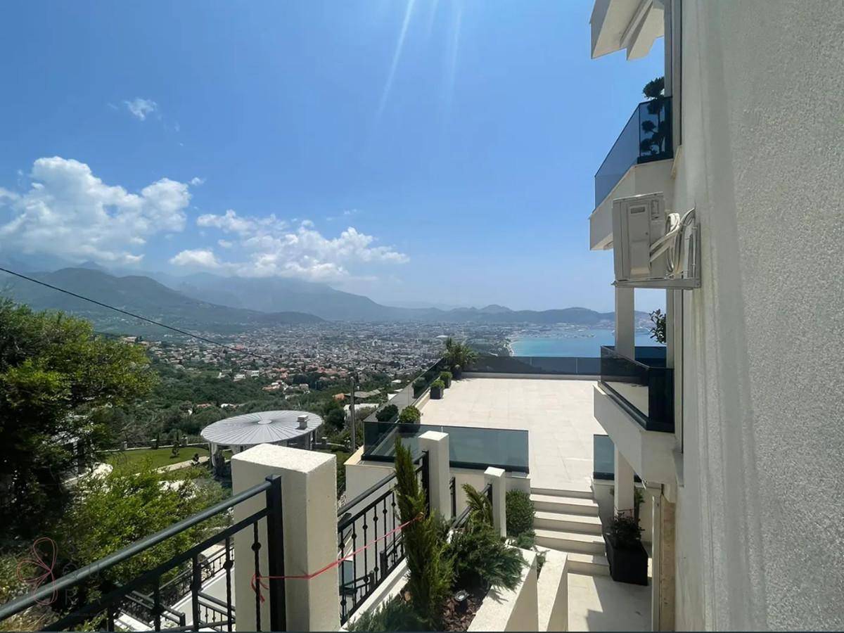 Weitläufige Terrasse mit Panoramablick über die Stadt, das Meer und die umliegenden Berge.