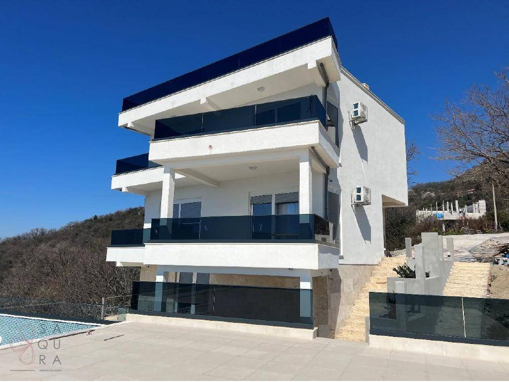 Seitliche Ansicht der modernen Villa mit Klimaanlagen und einem einladenden Swimmingpoolbereich.