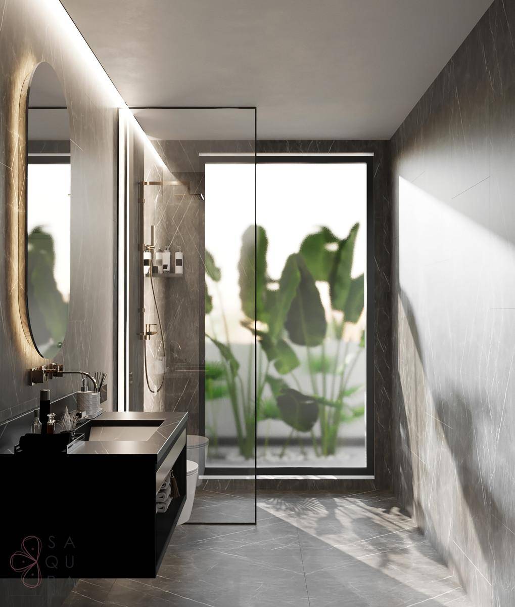 Luxuriöses Badezimmer mit dunklen Marmorfliesen, begehbarer Dusche und großem Fenster mit Pflanzenblick.