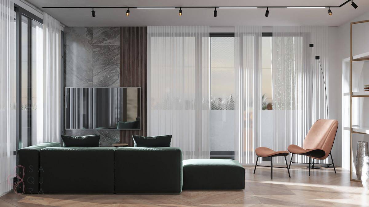 Helles Wohnzimmer mit modernem Sofa, Holzboden und bodentiefen Fenstern mit transparenten Vorhängen.
