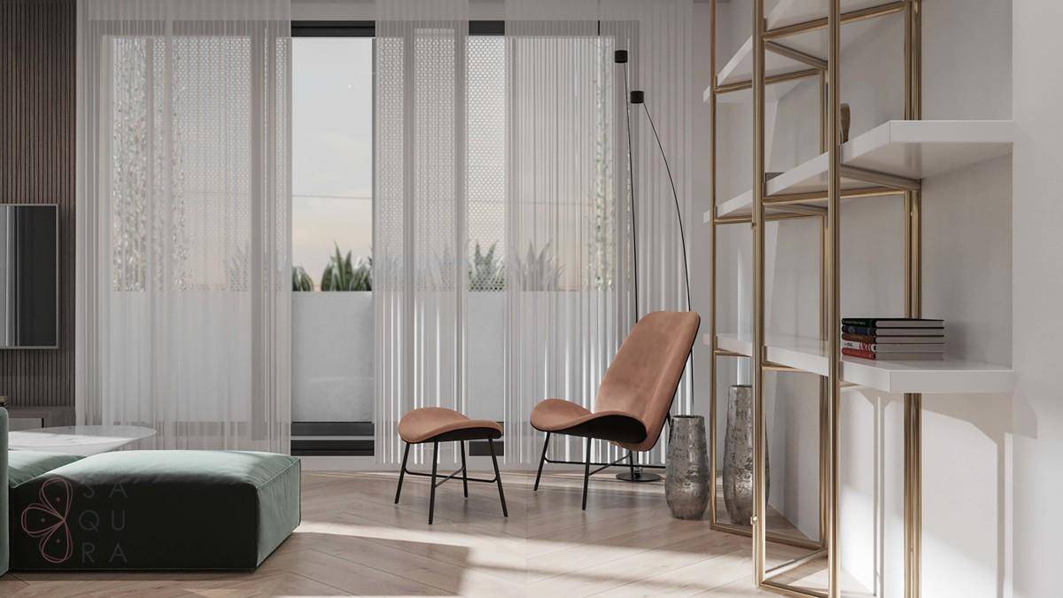 Helles Wohnzimmer mit eleganten Regalen, bequemen Sesseln und großen Fenstern mit viel Tageslicht.