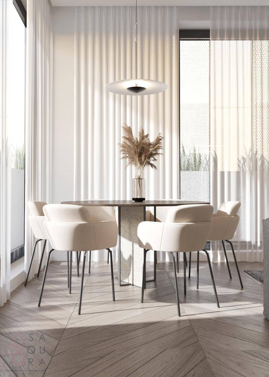 Eleganter Essbereich mit rundem Tisch, bequemen Stühlen und viel natürlichem Licht.