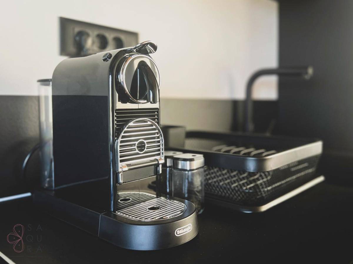 Hochwertige Kaffeemaschine auf der Küchenarbeitsplatte, bereit für den Genuss.