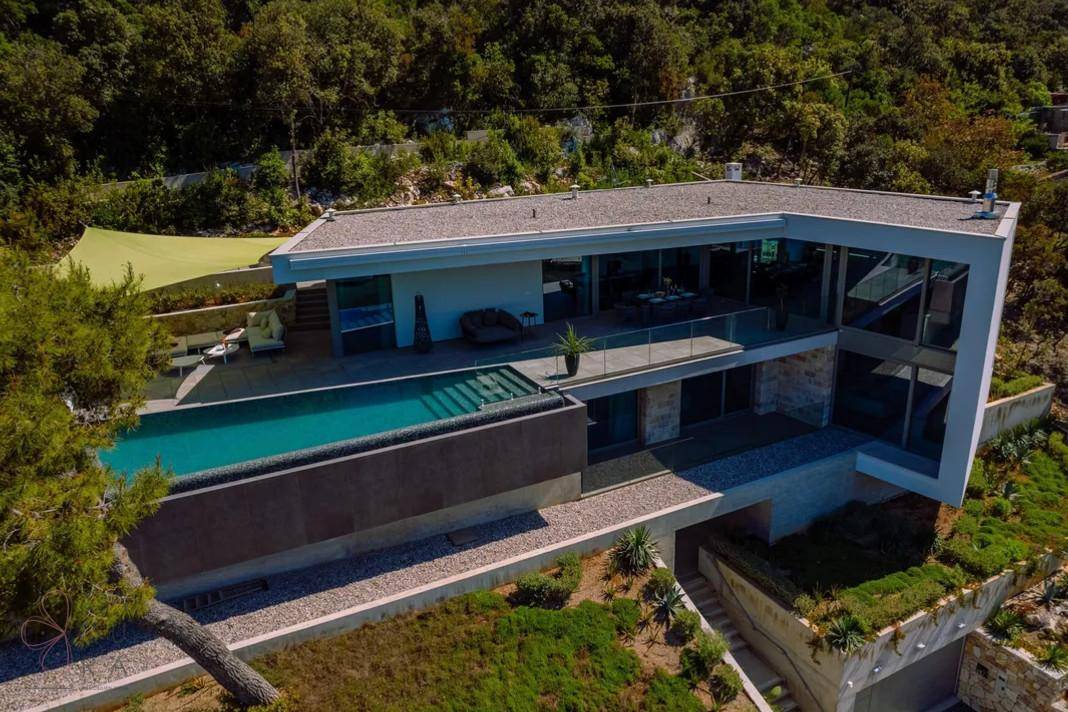 Luxuriöse Villa mit Infinity-Pool und großzügiger Dachterrasse mit Meerblick.