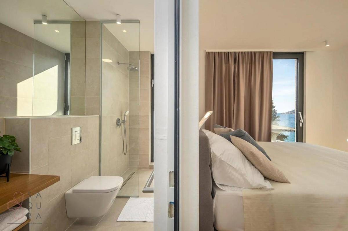 Ensuite-Badezimmer mit begehbarer Dusche und modernem Design, direkt vom Schlafzimmer zugänglich.