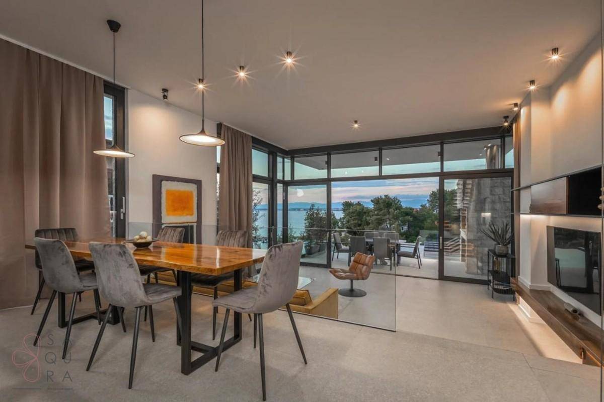 Heller Essbereich mit Meerblick, verbunden mit dem Wohnzimmer und Zugang zur Terrasse.