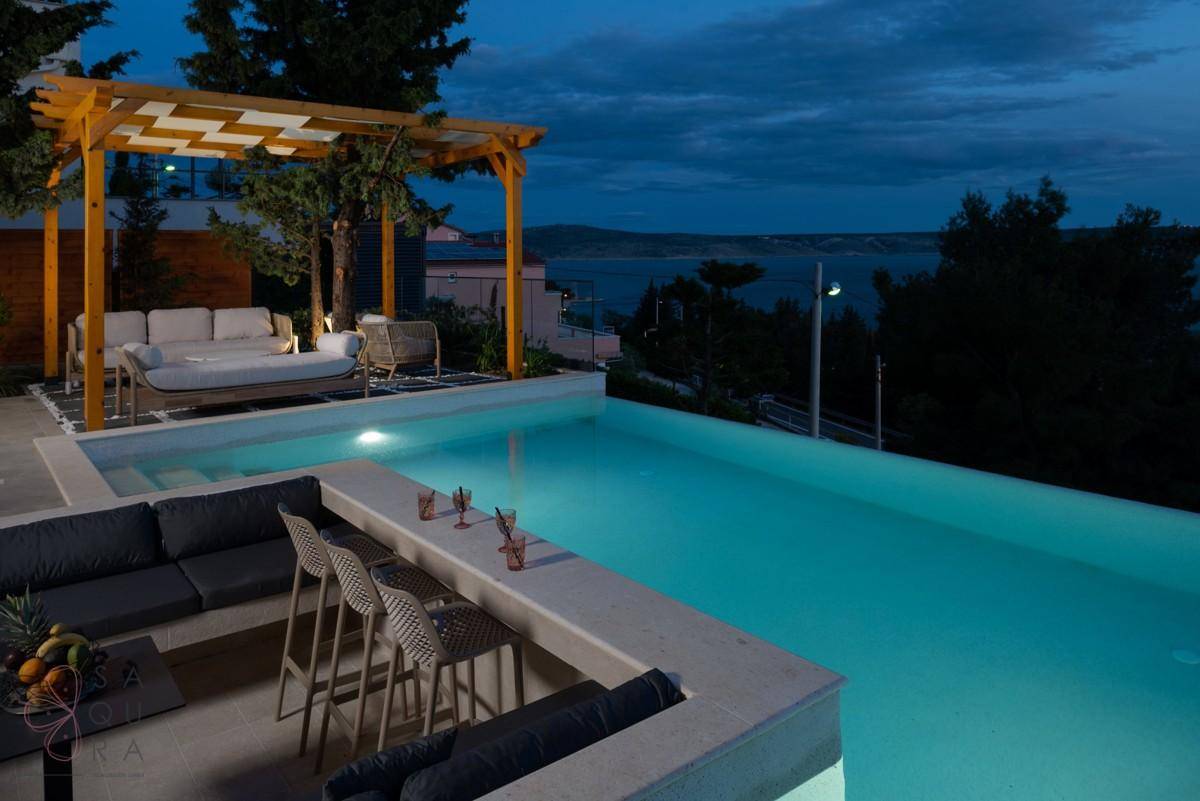 Infinity-Pool mit integrierter Bar und Pergola, bietet einen weiten Blick auf das Meer.
