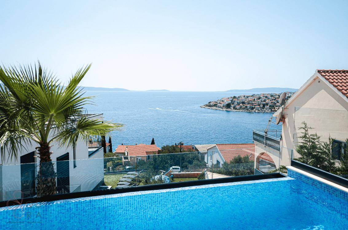 Atemberaubender Panoramablick auf das Meer und die Küste vom Infinity-Poolbereich.