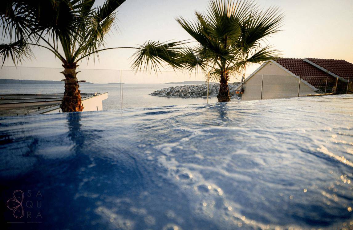 Infinity-Pool mit spiegelnder Wasseroberfläche und atemberaubendem Blick auf das offene Meer.