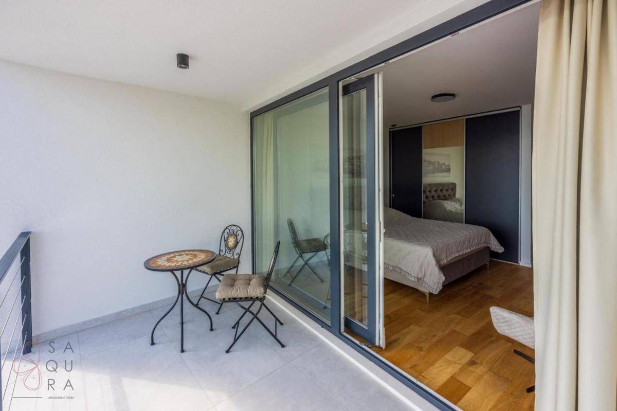 Privater Balkon mit kleinem Tisch und Stühlen, direkt zugänglich vom Schlafzimmer mit Meerblick.