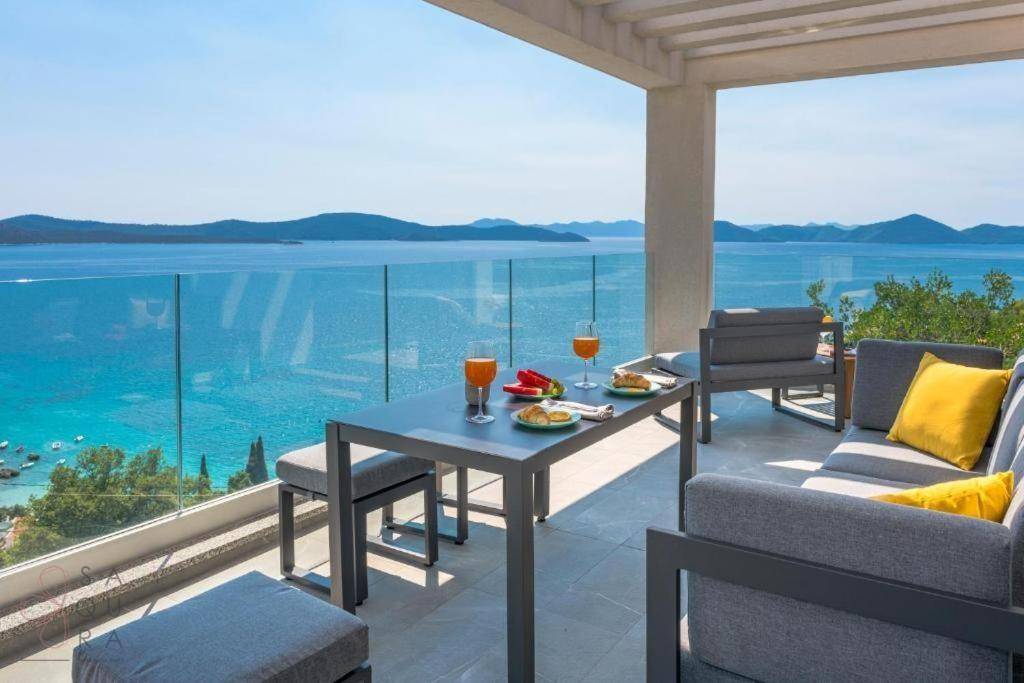 Geräumige Terrasse mit Esstisch und Lounge-Möbeln, bietet einen atemberaubenden Meerblick.