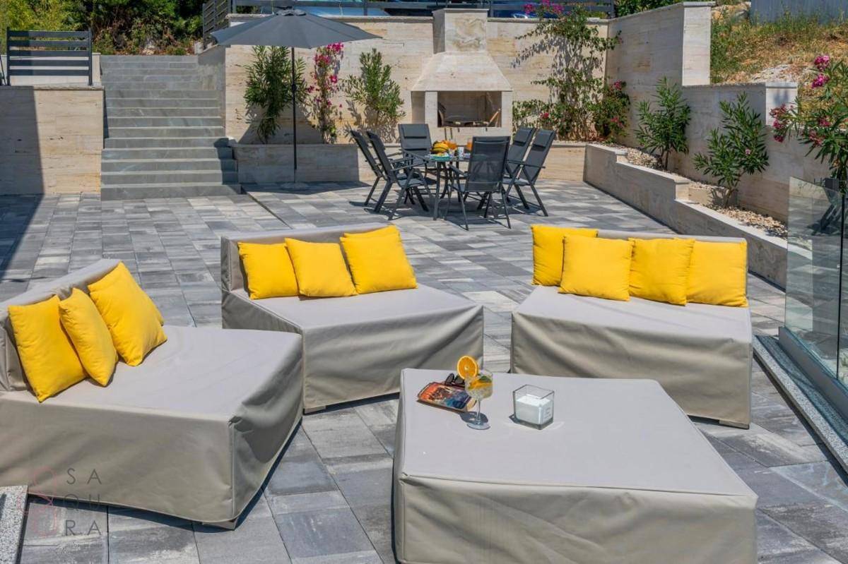 Gemütlicher Gartenbereich mit Sitzgelegenheiten, Grillplatz und mediterraner Bepflanzung.