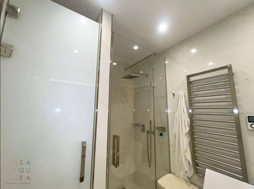 Moderne Duschkabine mit Regendusche und beheiztem Handtuchhalter, bietet luxuriösen Duschkomfort.