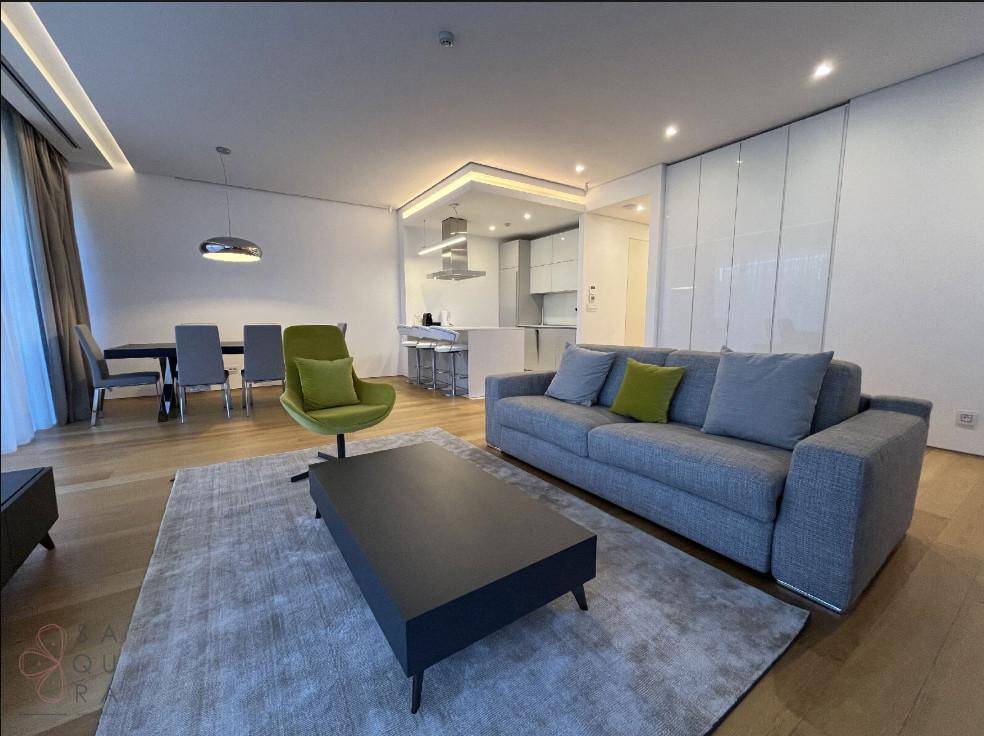 Geräumiger offener Wohnbereich mit Sofa, Couchtisch, Essbereich und integrierter moderner Küche.