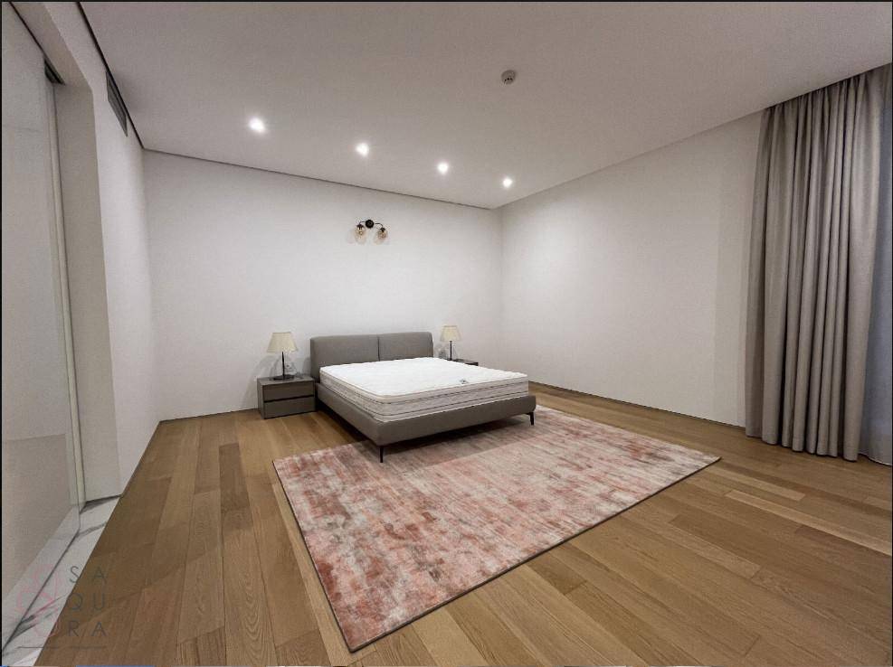 Modernes Schlafzimmer mit Doppelbett, weichem Teppich und großen Fenstern für viel Tageslicht.