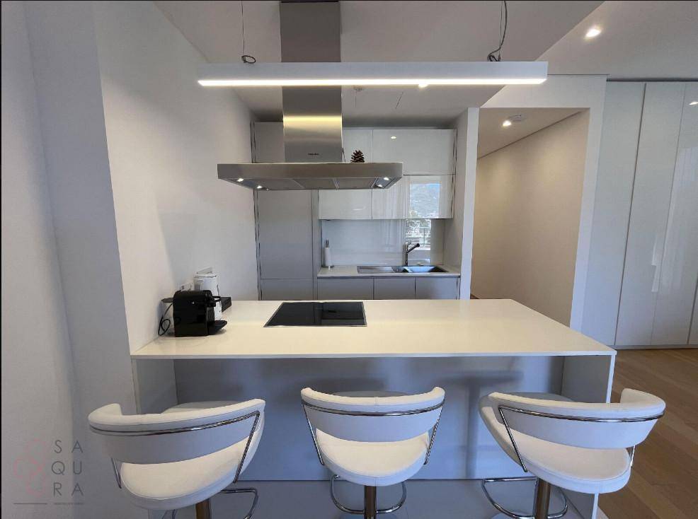 Moderne Küche mit Kücheninsel, Induktionskochfeld und Dunstabzugshaube, ideal für offenes Wohnen.