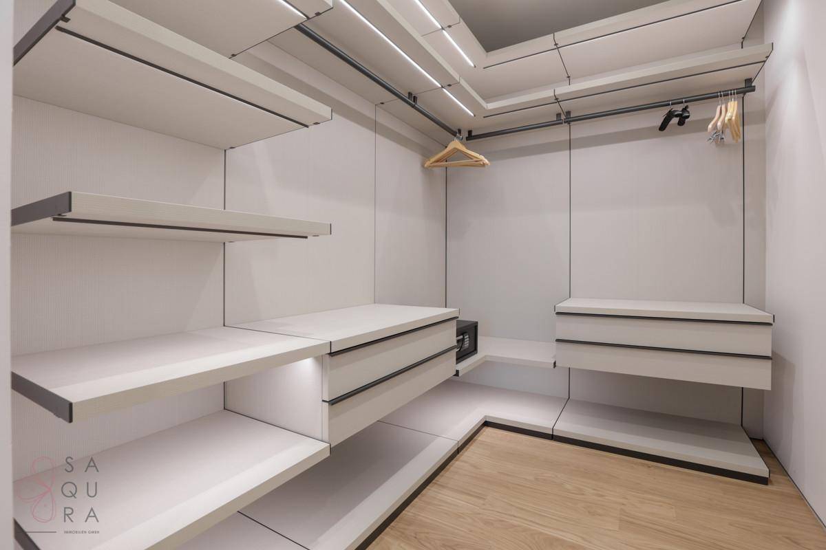 Moderner begehbarer Kleiderschrank mit offenen Regalen, Schubladen und Kleiderstangen.
