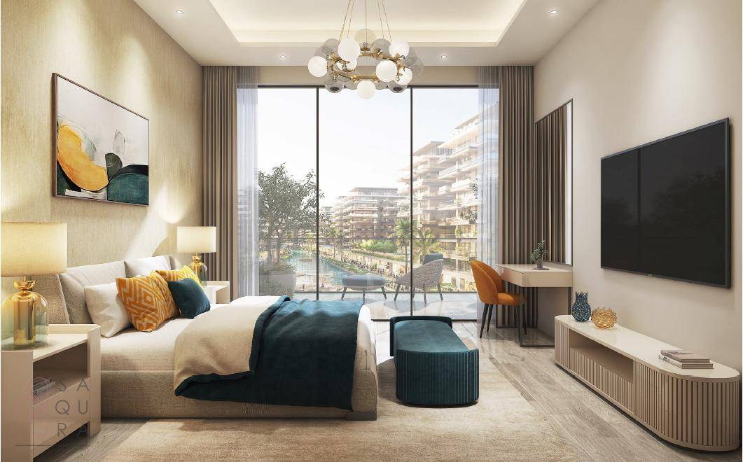 Geräumiges Schlafzimmer mit großen Fenstern, die Zugang zu einem Balkon und Stadtblick bieten.