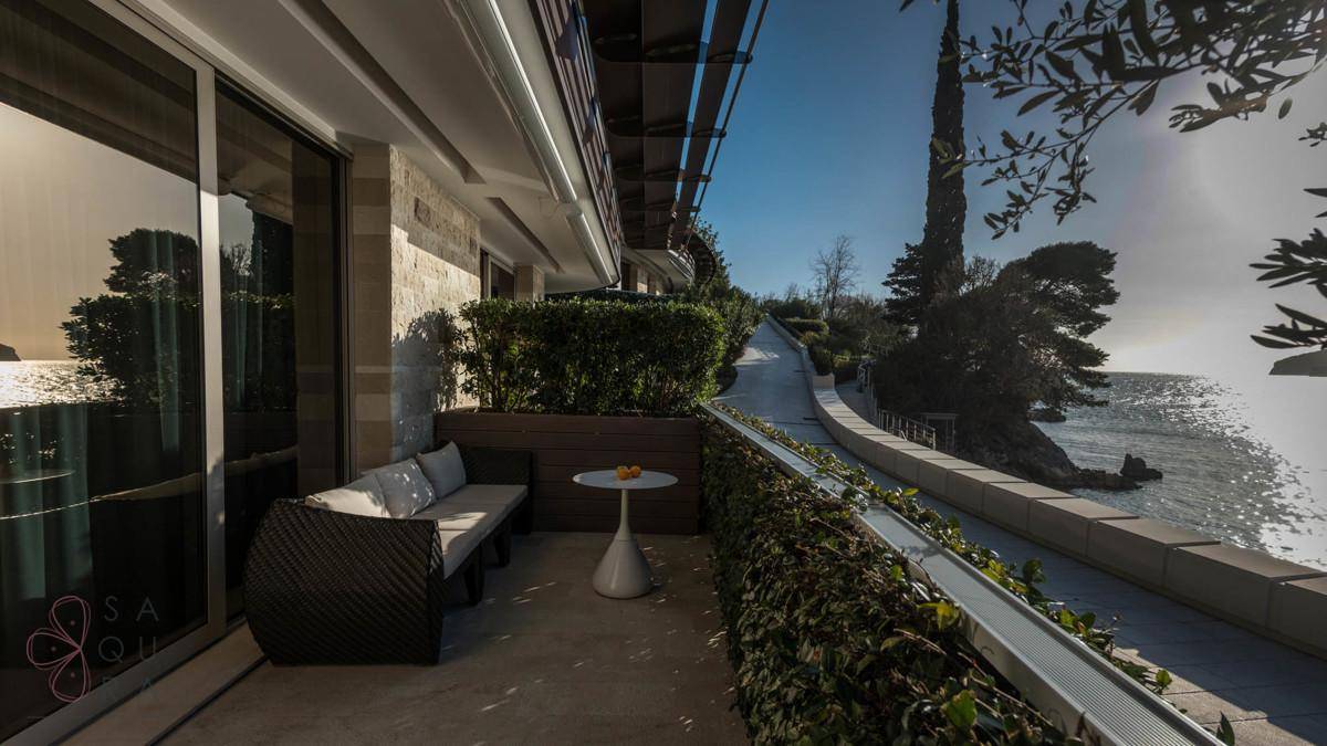 Geräumige Terrasse mit bequemen Loungemöbeln und direktem Zugang zum Innenbereich.