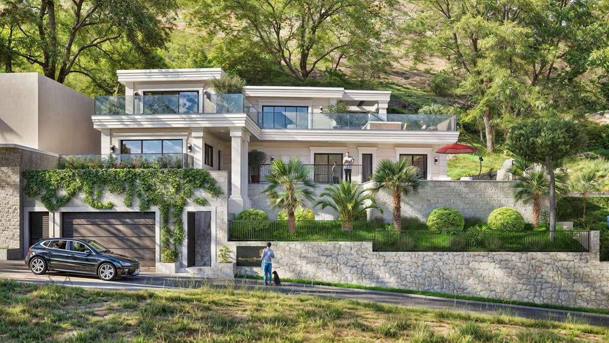Elegante Villa von vorne mit gepflegtem Vorgarten, Garage und umgebender Natur.