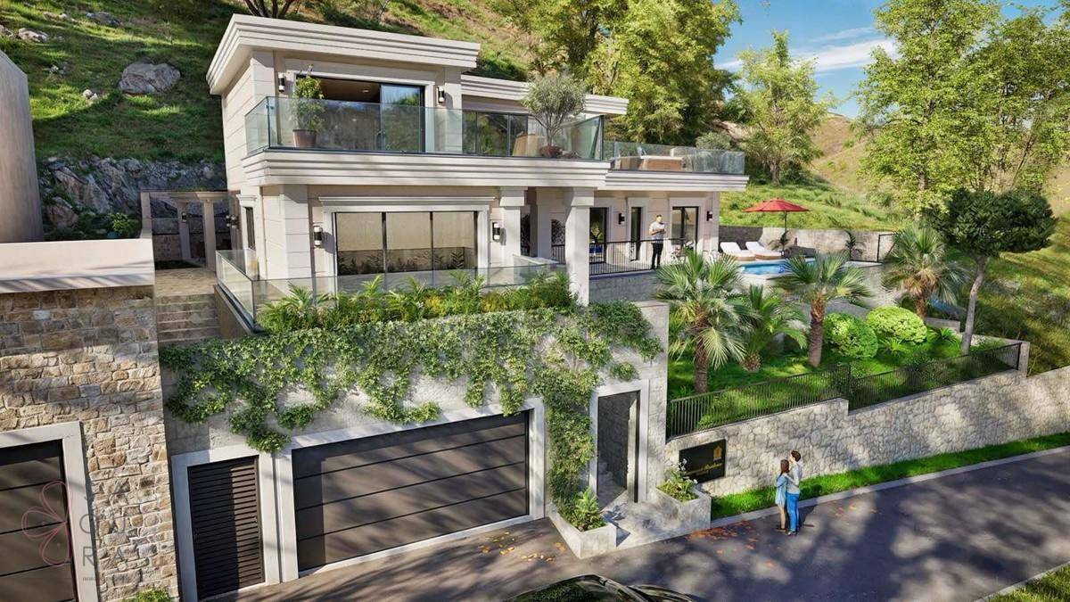 Elegante Villa von vorne mit gepflegtem Vorgarten, Garage und umgebender Natur.