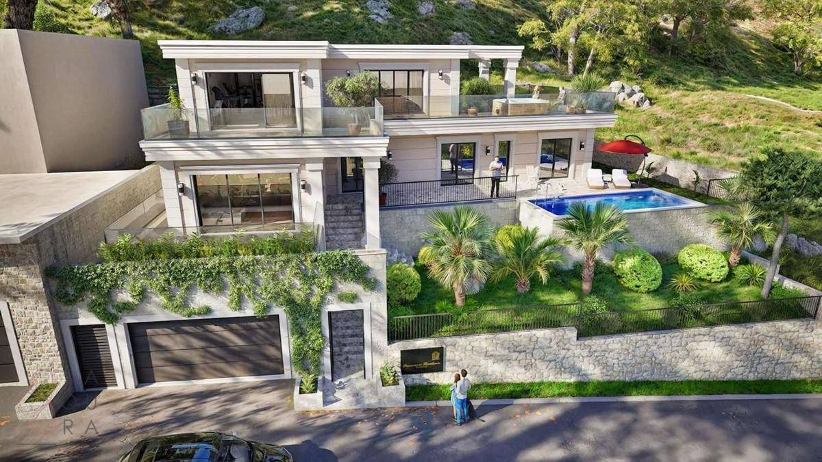 Vogelperspektive der modernen Villa mit mehreren Terrassen, Pool und gepflegtem Garten.
