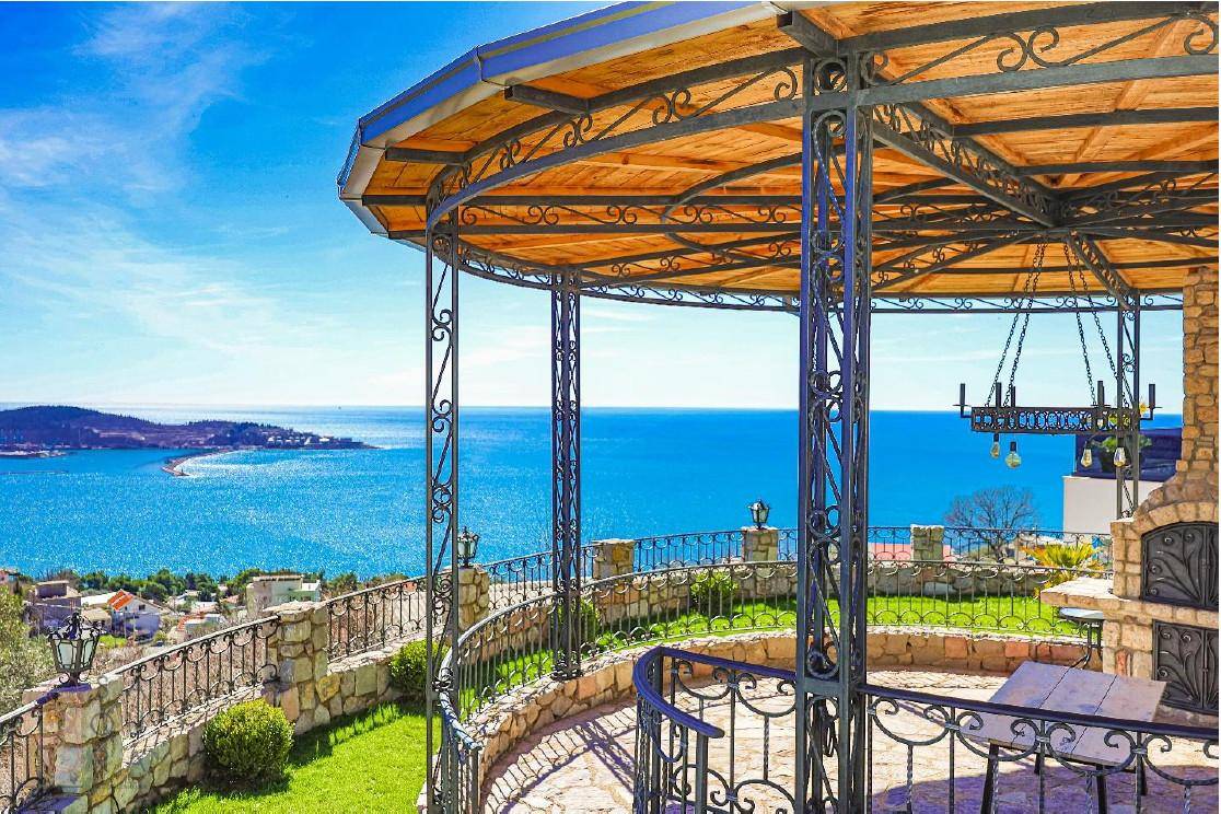 Eleganter Pavillon mit schmiedeeisernem Geländer und atemberaubendem Panoramablick auf das Meer und die Küste.