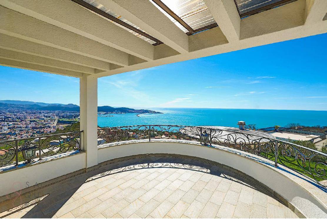 Große Terrasse mit Meerblick und schmiedeeisernem Geländer, ideal für Entspannung im Freien.