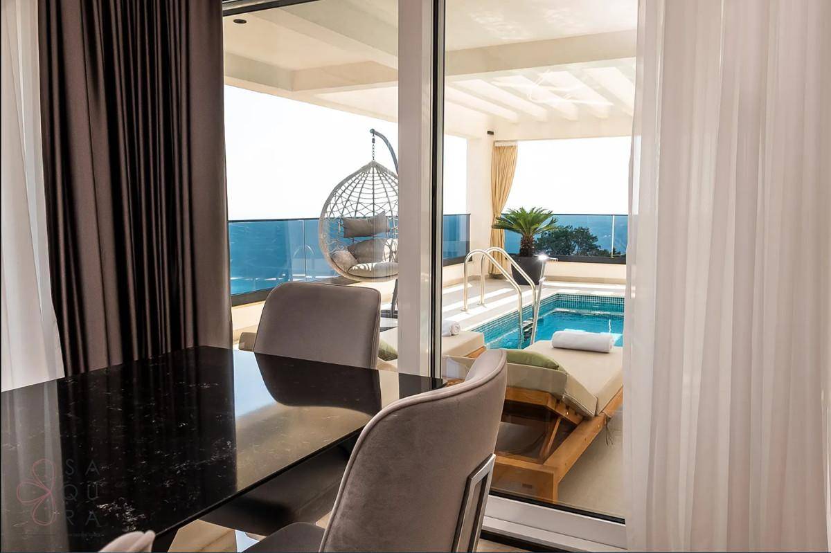 Essbereich mit direktem Blick auf den privaten Pool und die umliegende Landschaft.