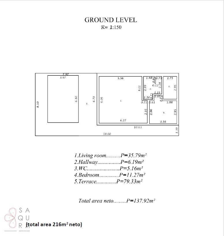 Grundriss des Erdgeschosses mit Wohnzimmer, Schlafzimmer und großer Terrasse.