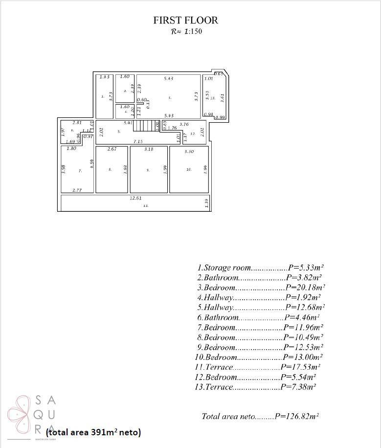 Grundriss des ersten Obergeschosses mit mehreren Schlafzimmern, Bädern, Fluren und einer Terrasse.