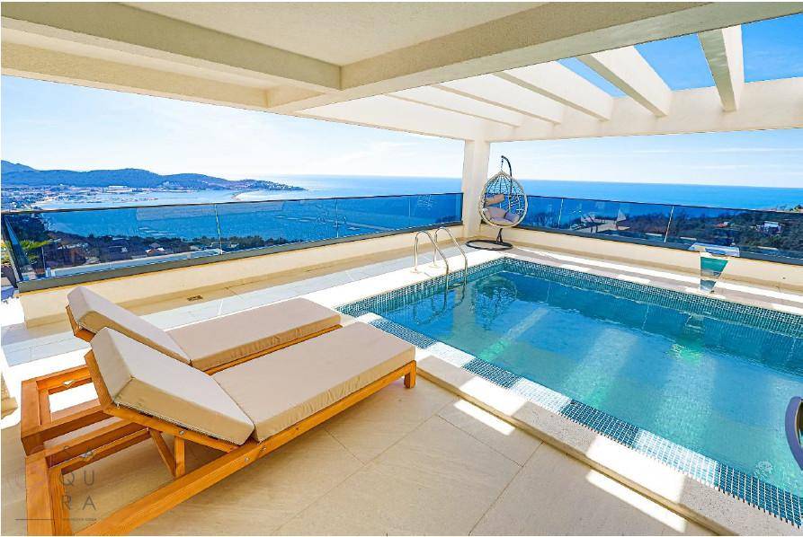 Infinity-Pool mit atemberaubendem Meerblick, umgeben von bequemen Sonnenliegen.