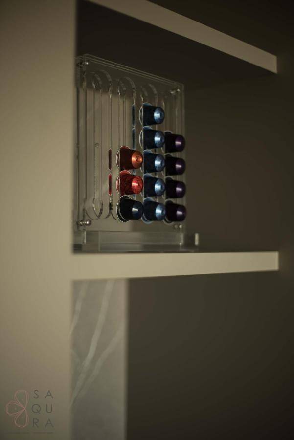 Kaffeekapselhalter in einem modernen Küchenschrank, ordentlich und leicht zugänglich.