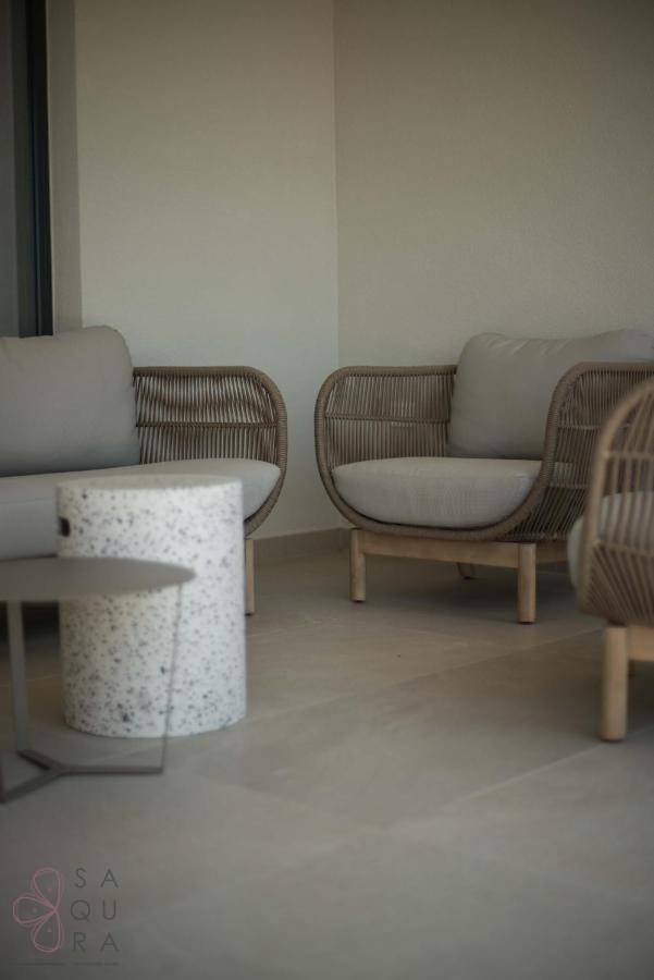 Möblierter Balkon mit bequemen Rattan-Sesseln und modernem Beistelltisch für Entspannung.